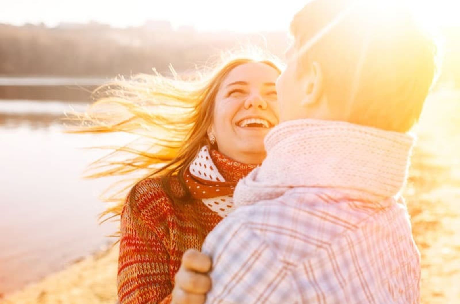 glueckliches Paar lachen