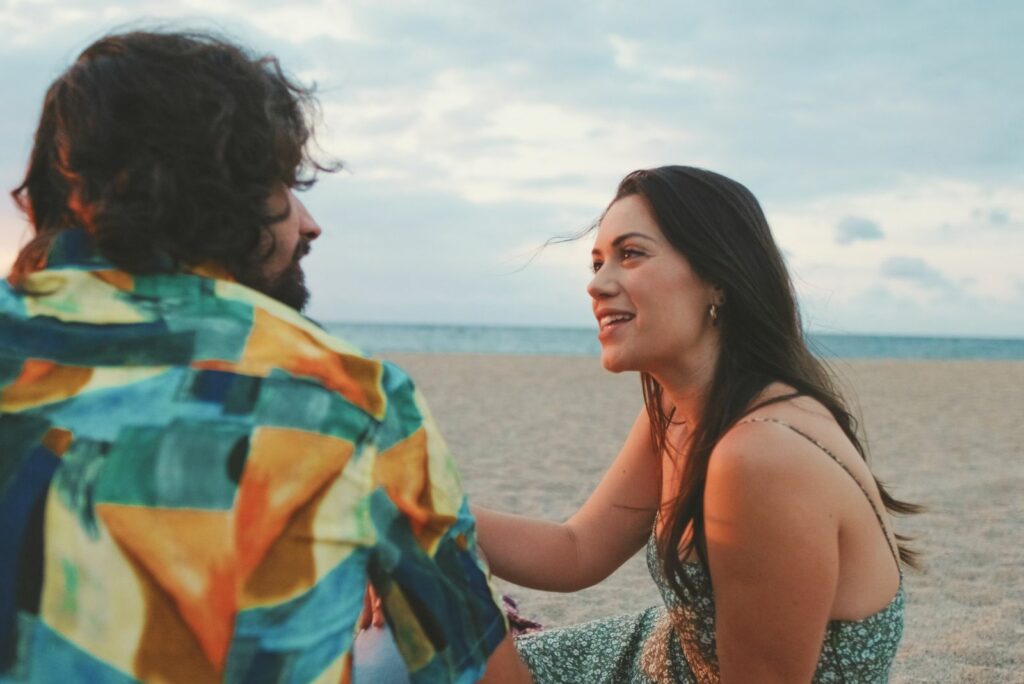 schoene Frau am Strand mit einem Mann