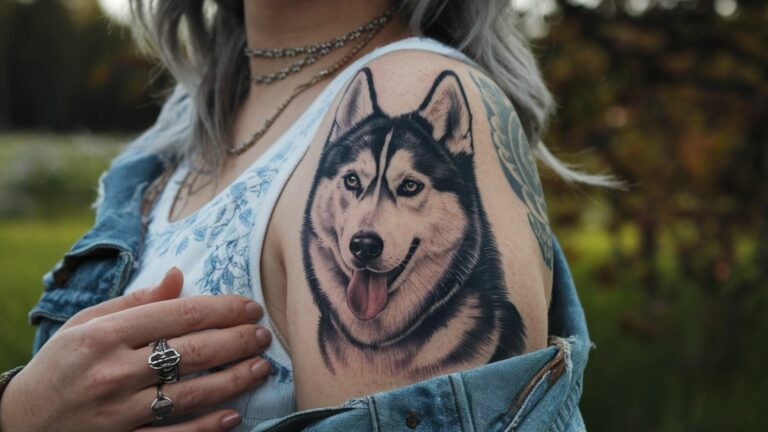 Taetowierung eines Hundes
