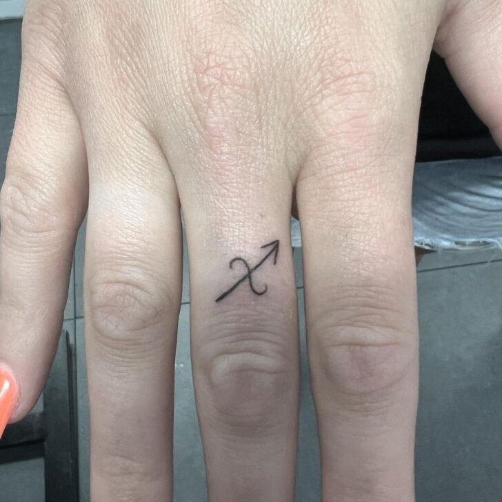 Astro-Pfeil Finger-Tattoo