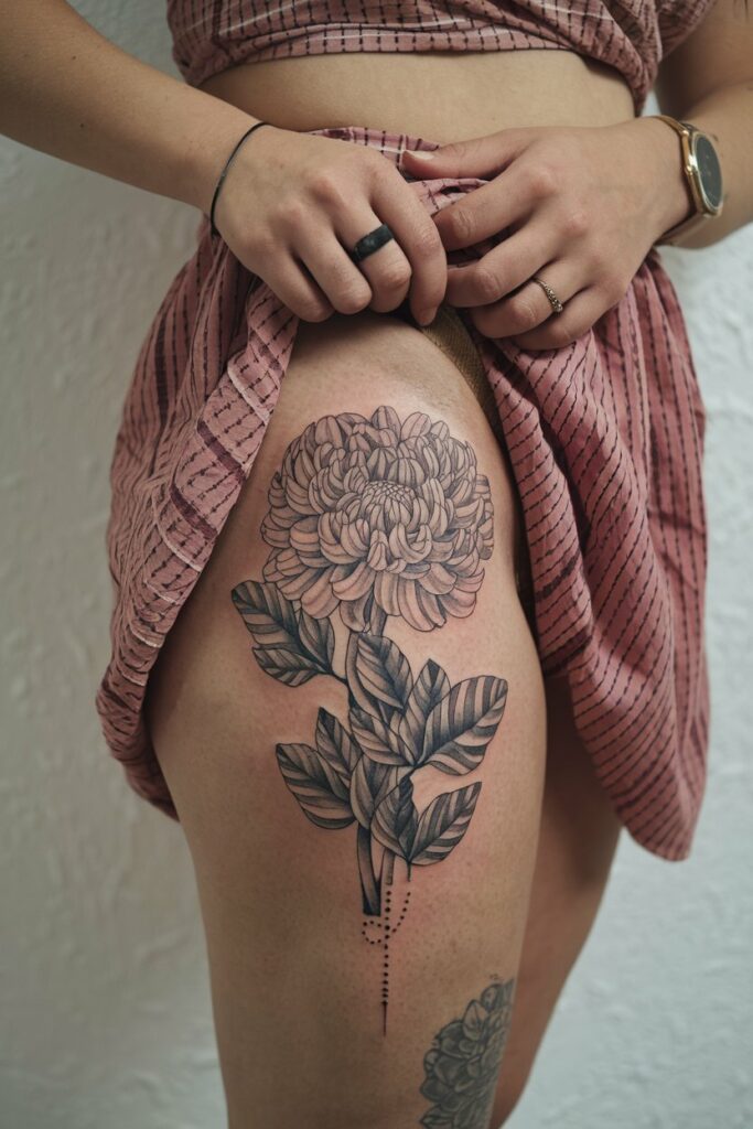 Chrysantheme Oberschenkel-Tattoo