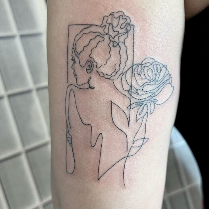 Einliniges Tattoo einer starken Frau und einer Rose