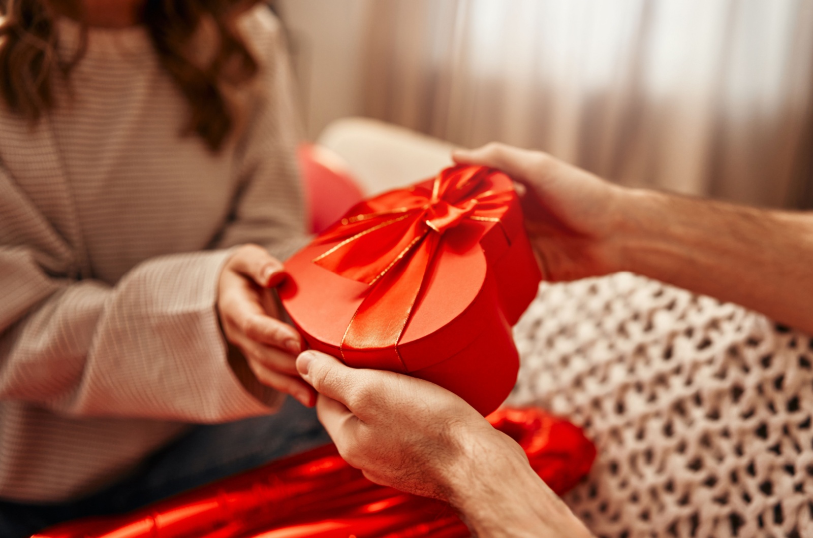 Frau gibt ein Geschenk