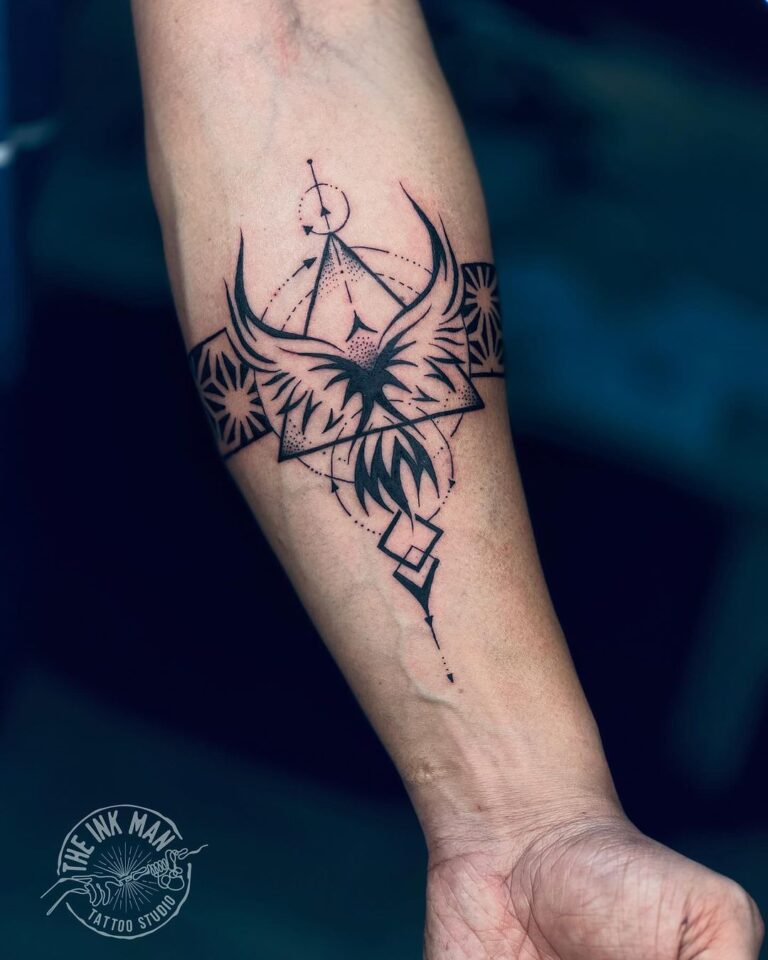 Kryptische Symbole Dotwork Tattoo