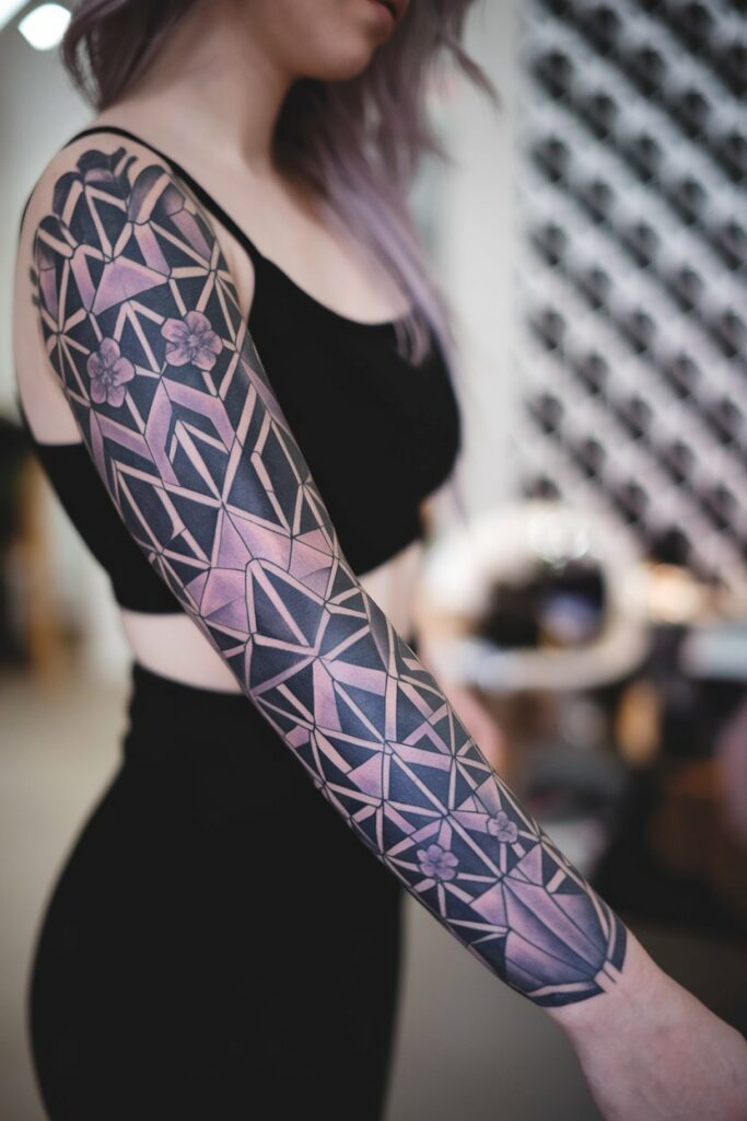 Lila und Schwarzes Geometrisches Muster-Tattoo 