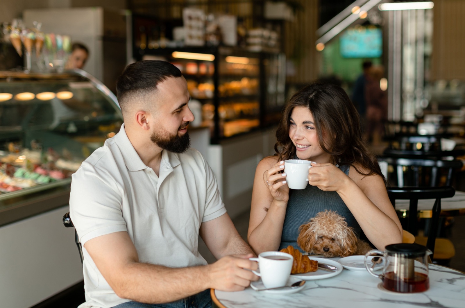 Mann und Frau unterhalten sich im Café