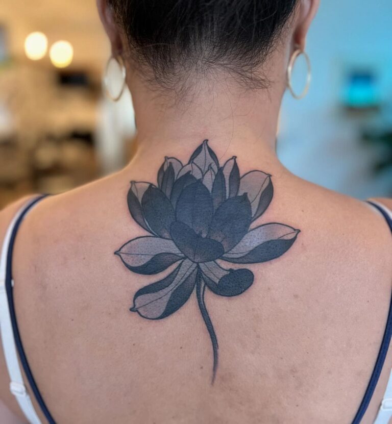 Schwarzes und graues Lotus Ruecken Tattoo