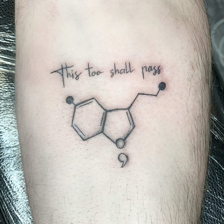 Serotonin-Formel mit Schrift Tattoo