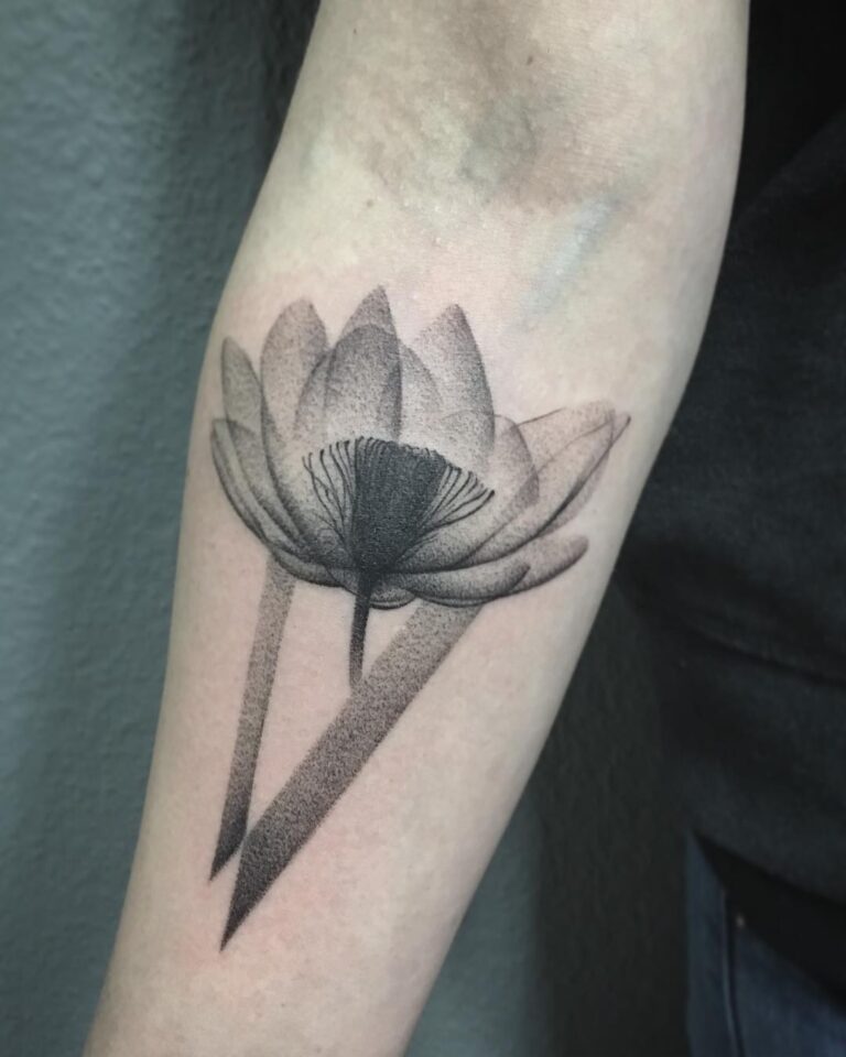 Transparentes Blumen Tattoo