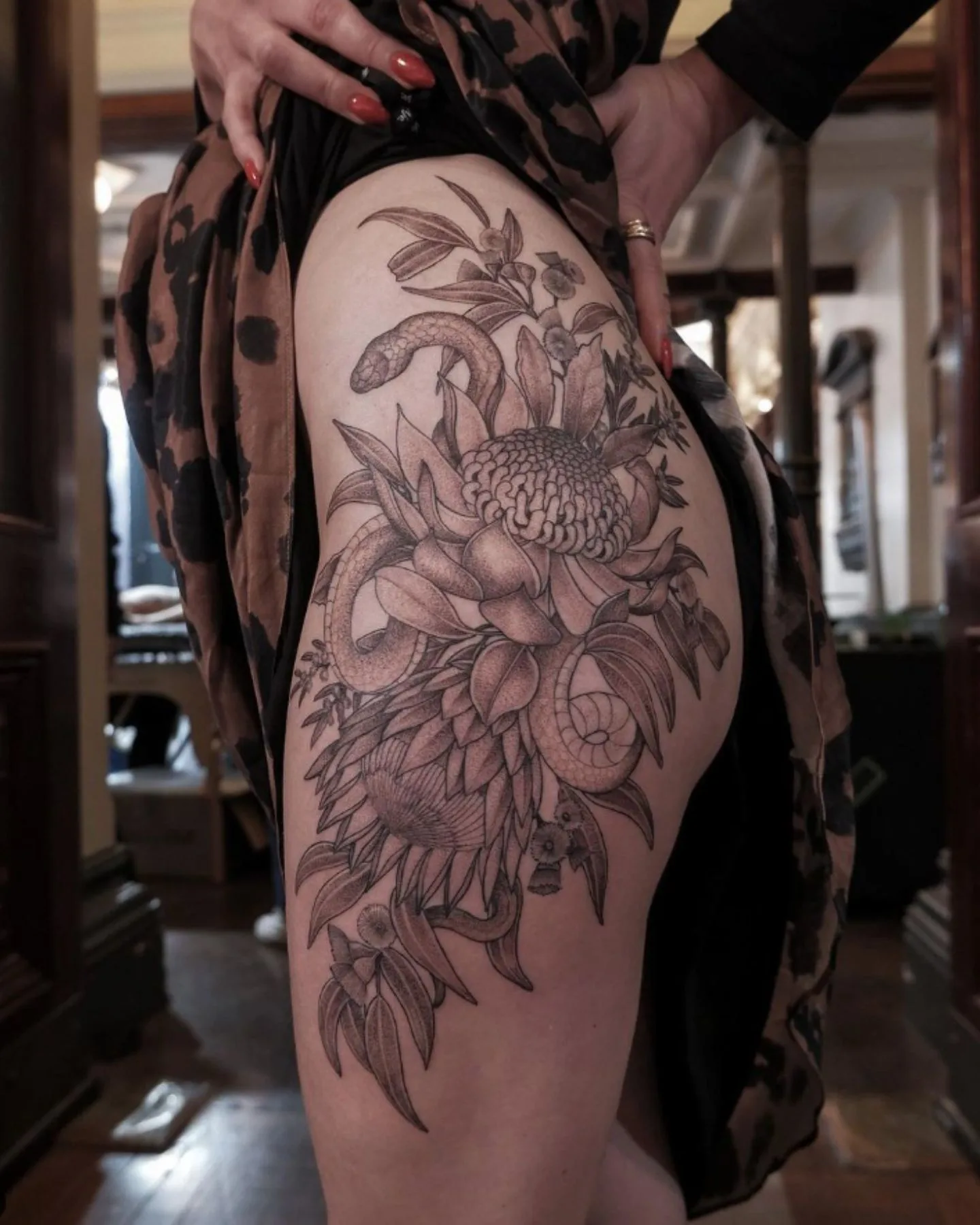 Waratah und Schlange Huefttattoo