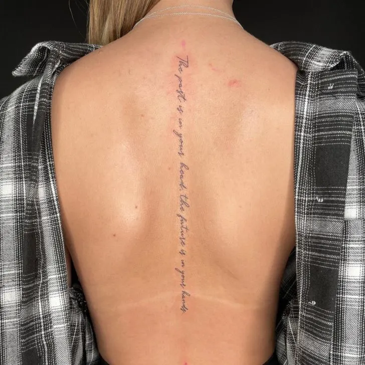 Wirbelsaeule Schrift-Tattoo