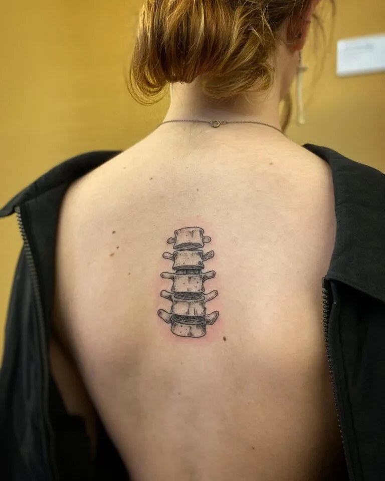 Wirbelsaeulen Tattoo auf der Wirbelsaeule taetowiert