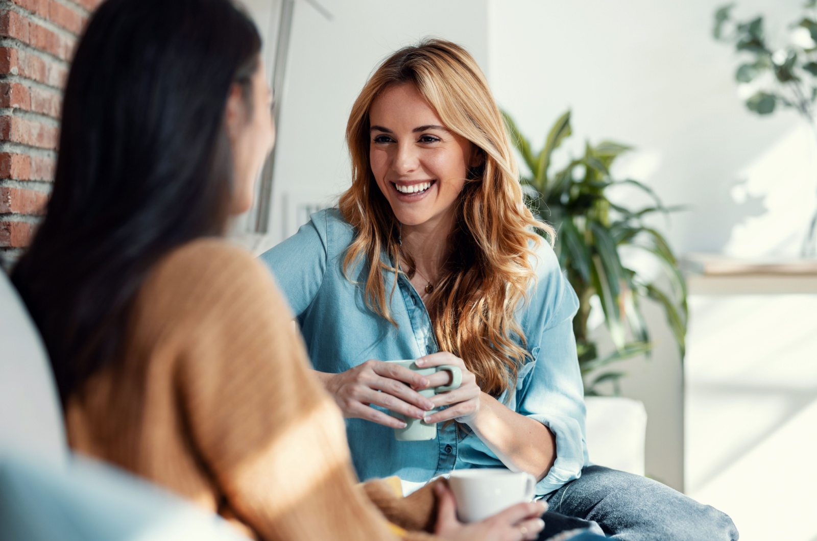 Zwei Frauen laecheln und reden