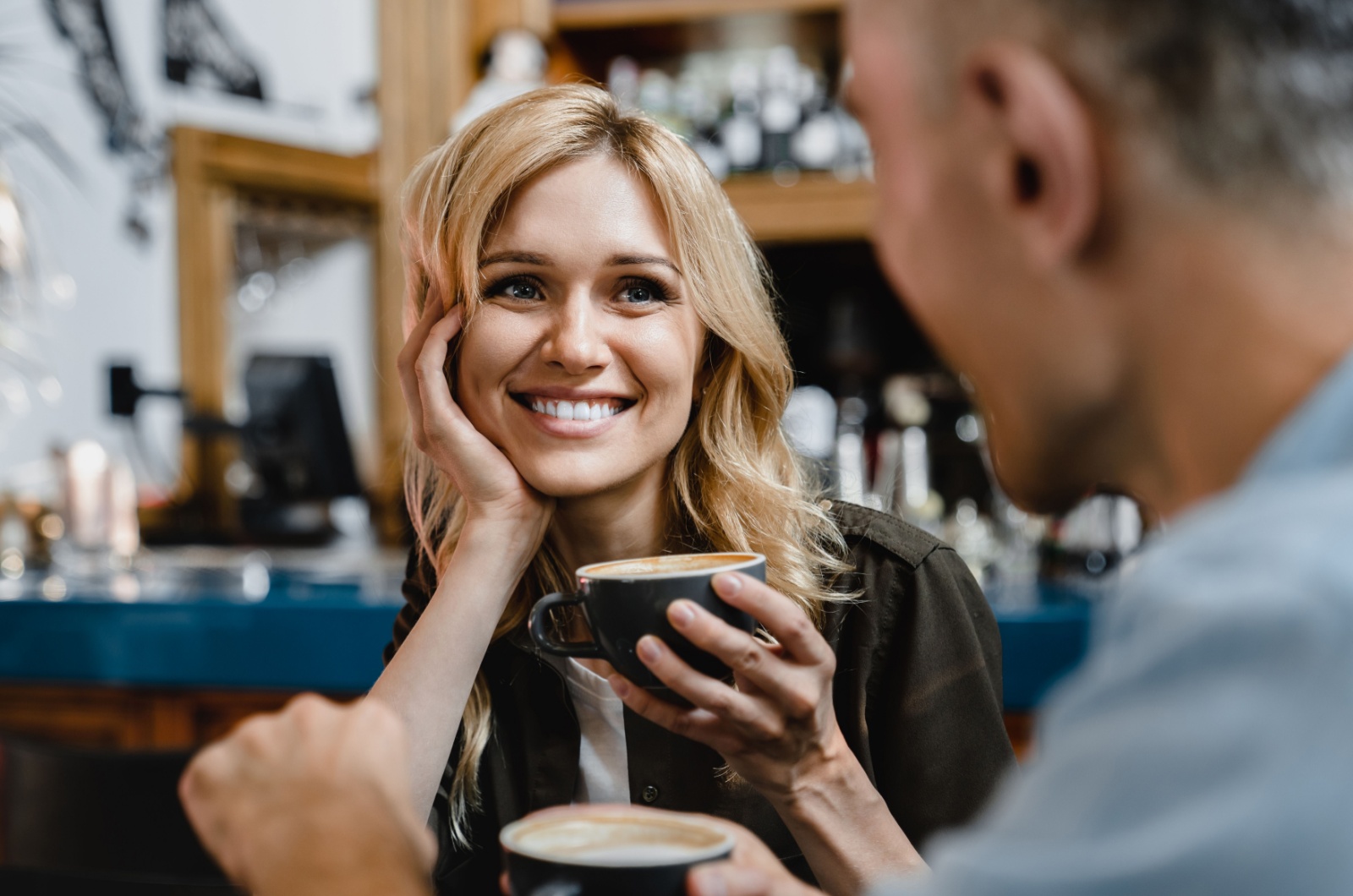 glueckliche Frau bei einem Date