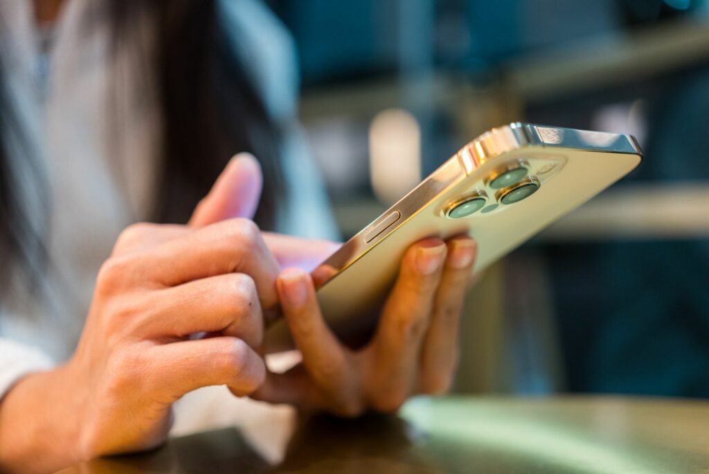 Das Maedchen tippt auf dem Mobiltelefon