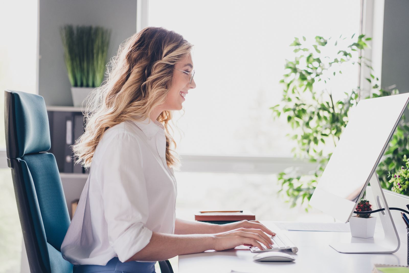 Das Mädchen sitzt am Computer und arbeitet