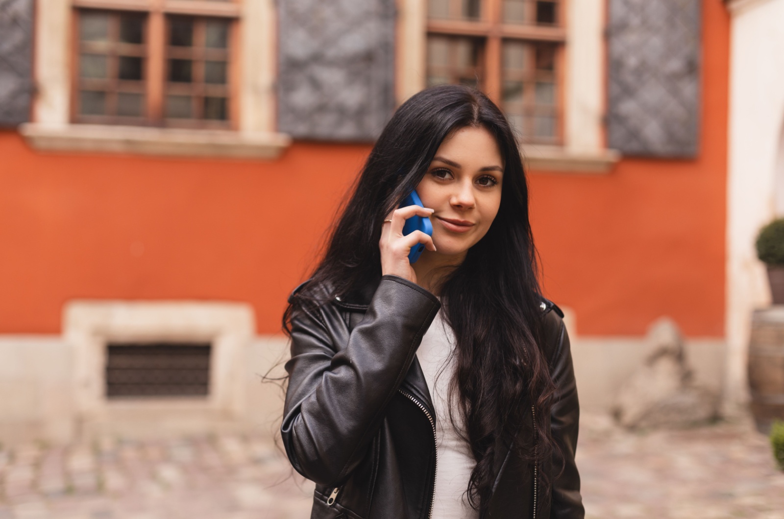 Frau am Telefon