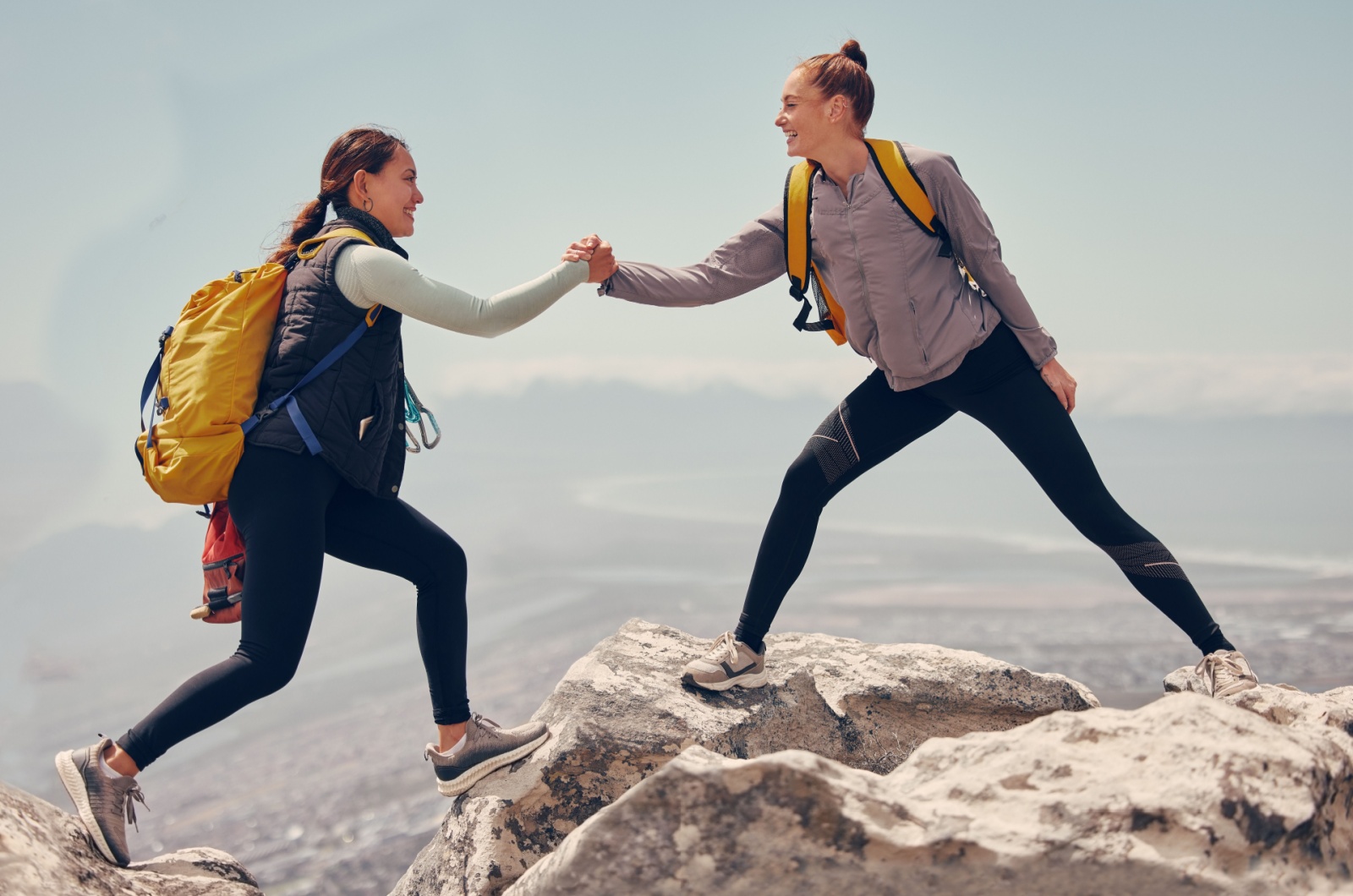 Frau beim Bergsteigen