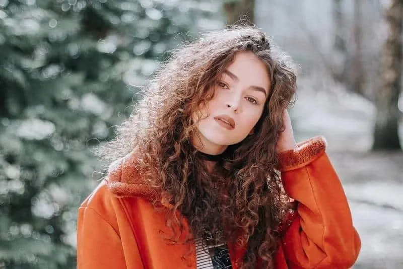 Frau mit lockigem Haar