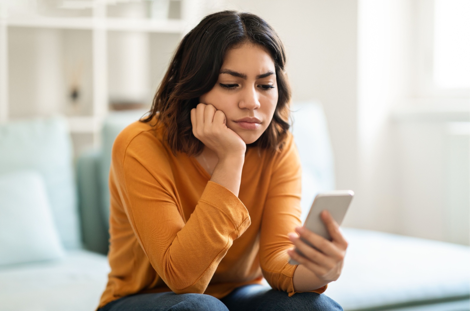 Frau schaut auf ihr Telefon