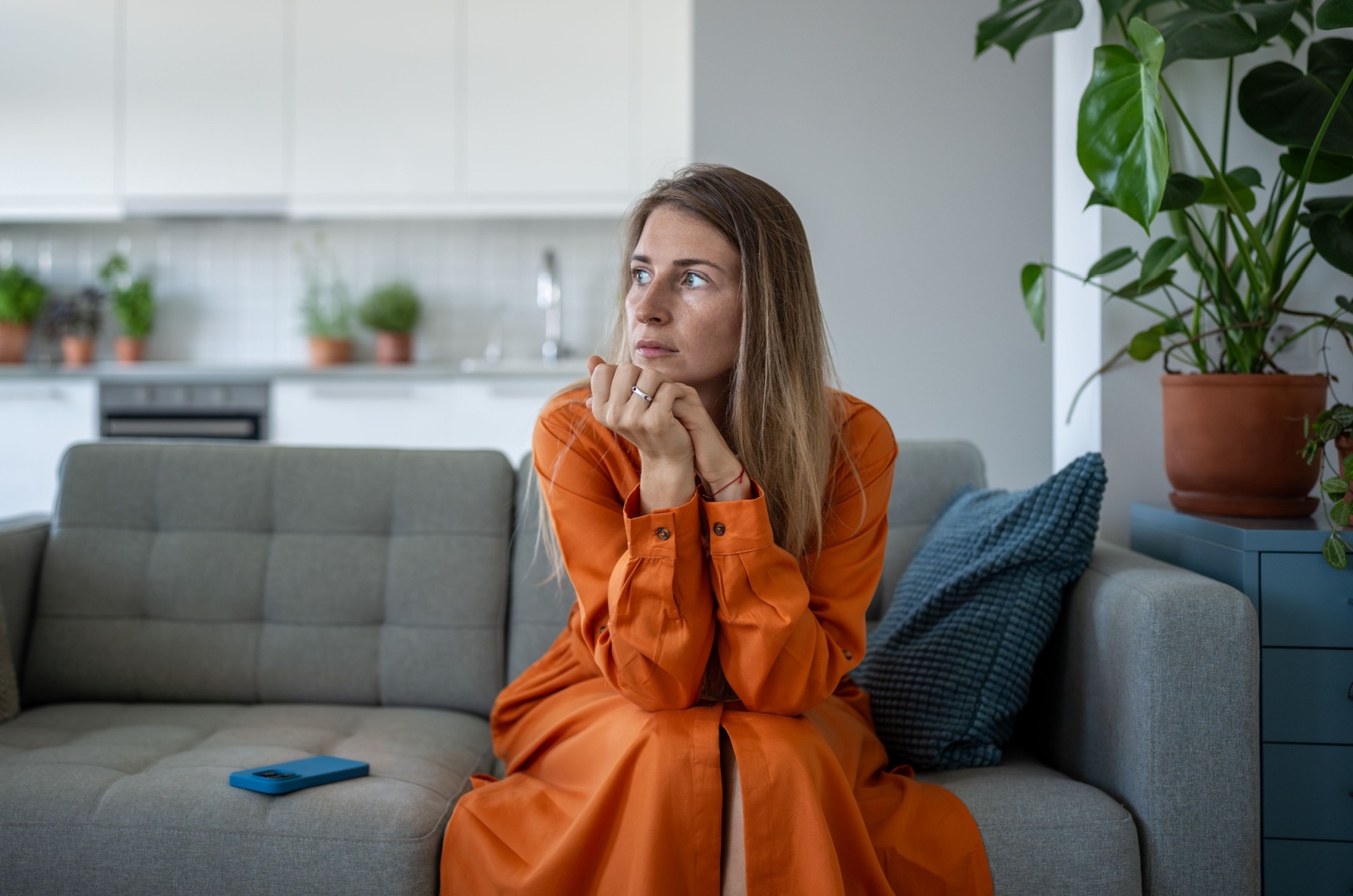 Frau sitzt auf der Couch