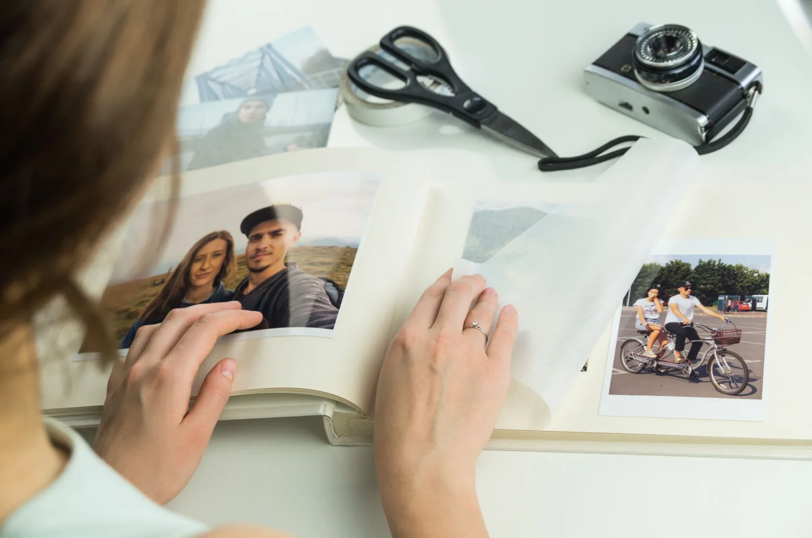 Frau stellt ein Fotoalbum zusammen