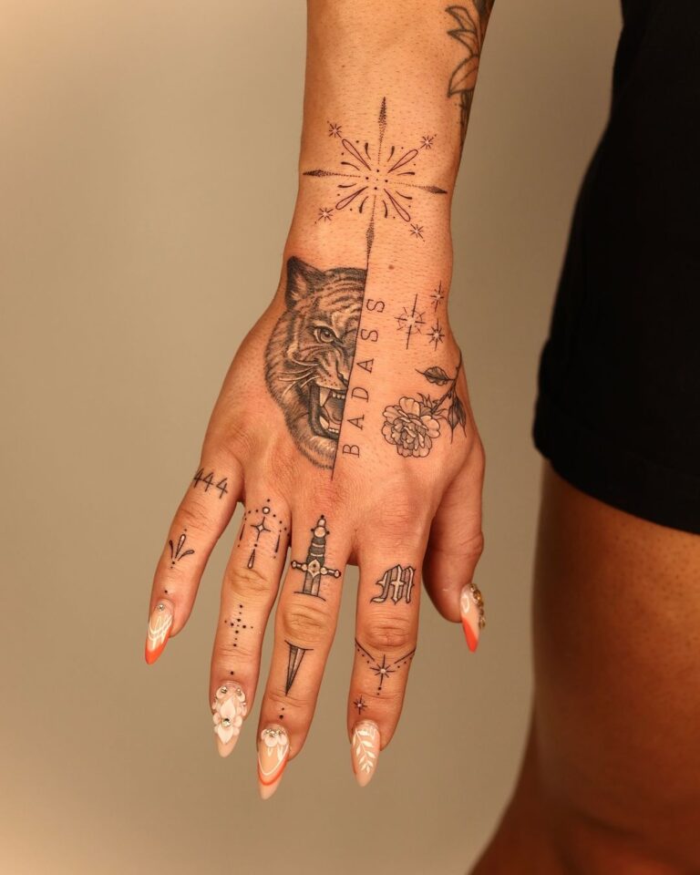 Hand-Tattoo mit vielen Elementen