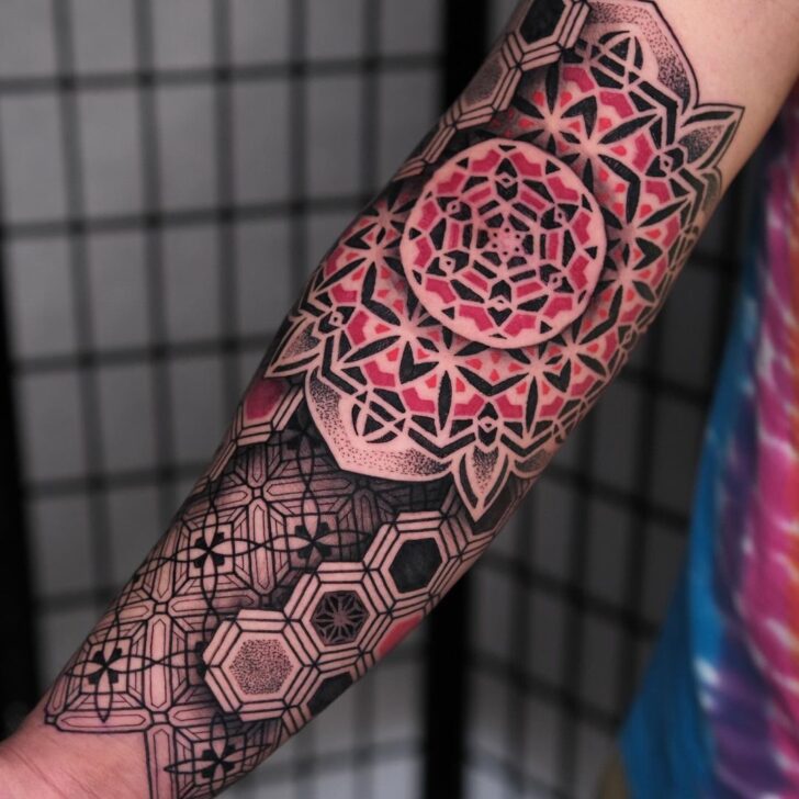 Mandala-Tattoo mit roten Details