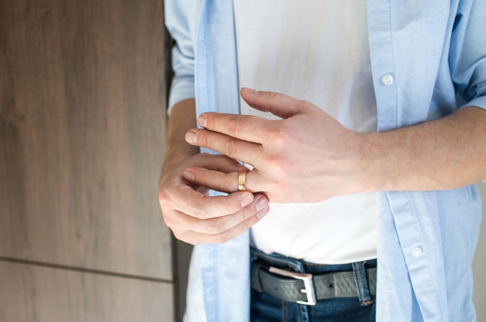 Mann mit einem Ring am Finger