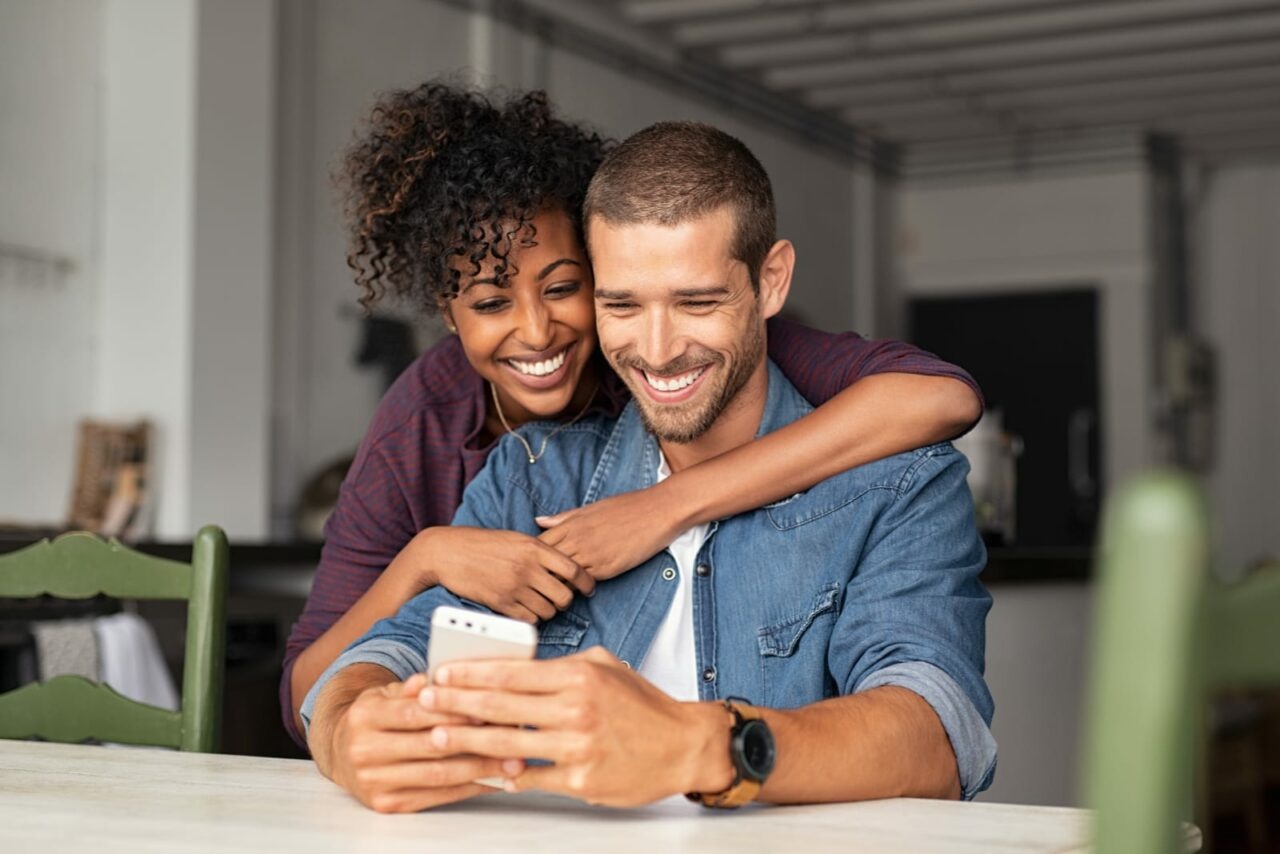 Mann und Frau am Telefon