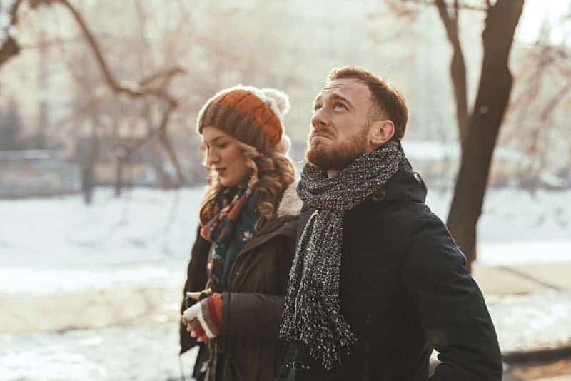 Mann und Frau gehen