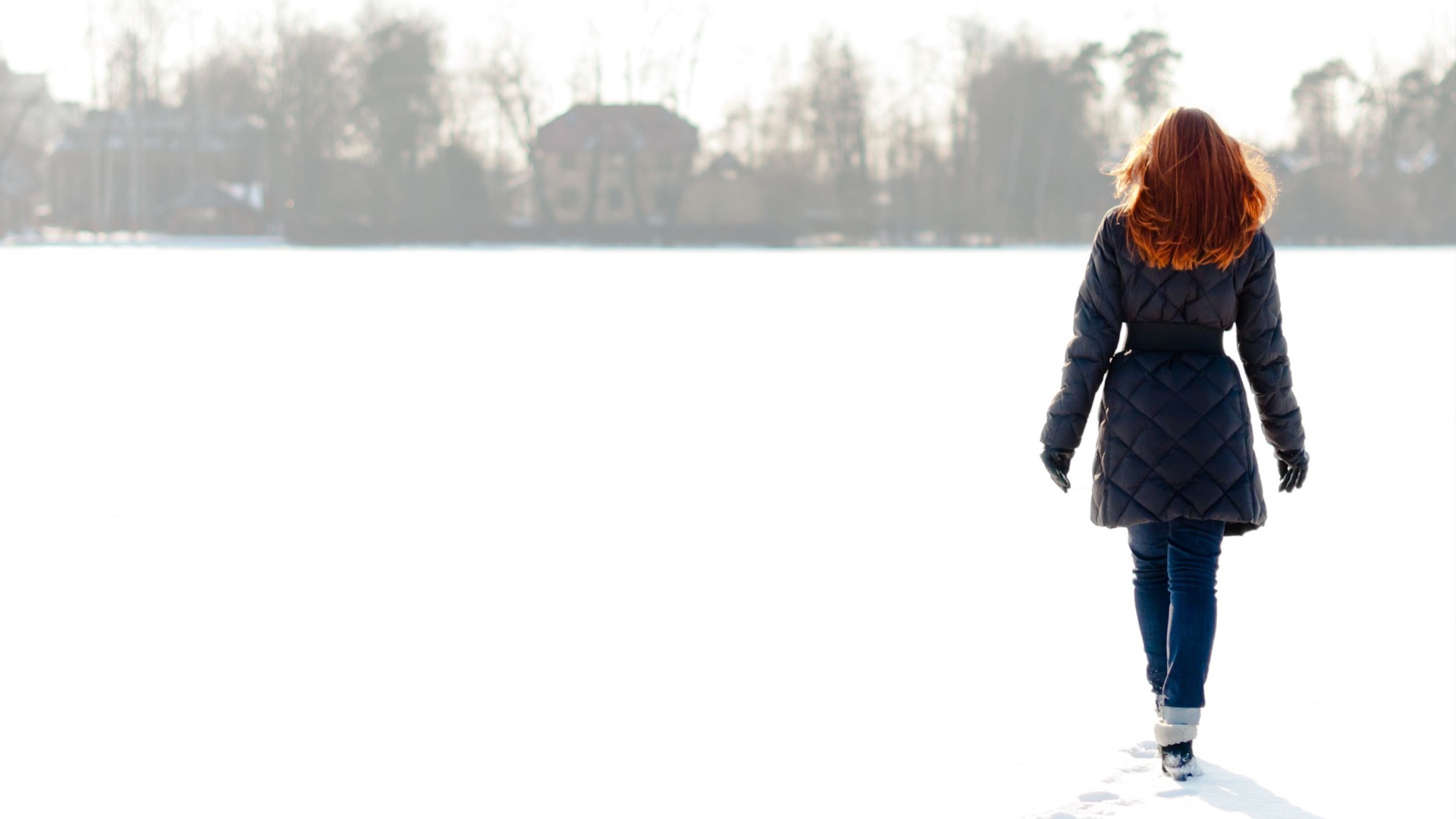 Frau geht im Winter spazieren