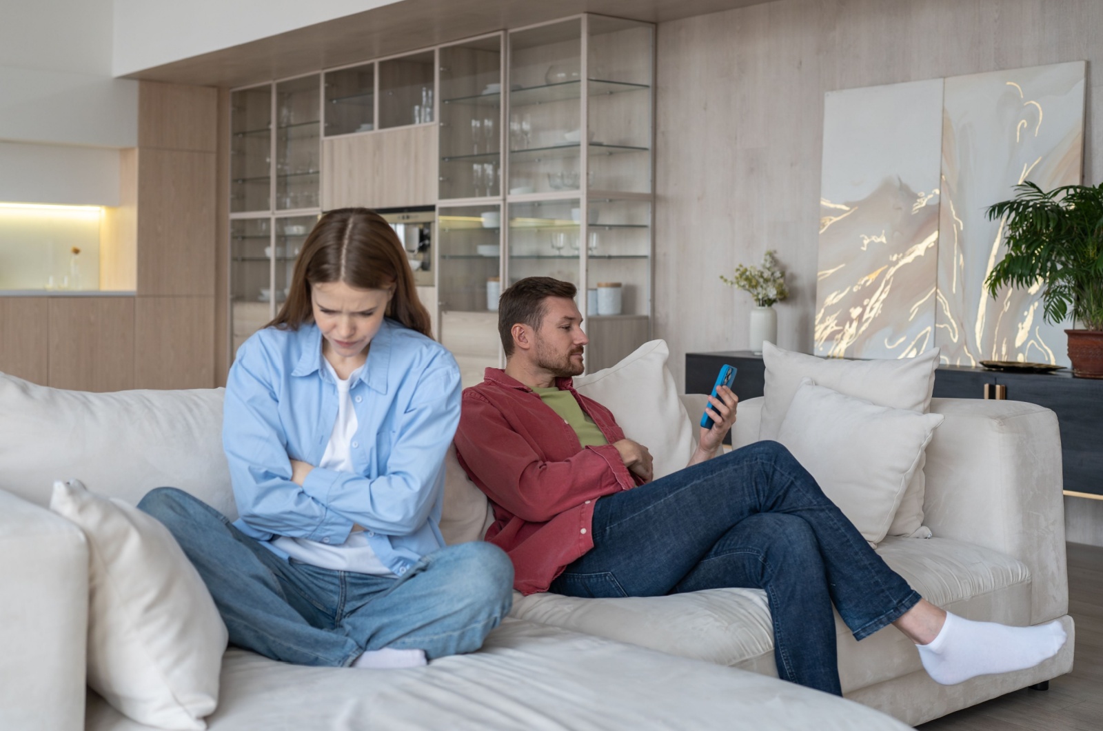 Traurige Freundin sitzt auf einer Couch