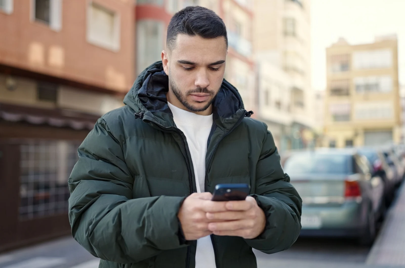 beschnittenes Foto eines Mannes, der eine SMS schreibt