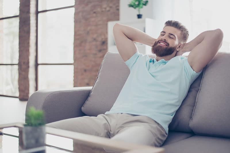 gluecklicher Mann auf einer Couch