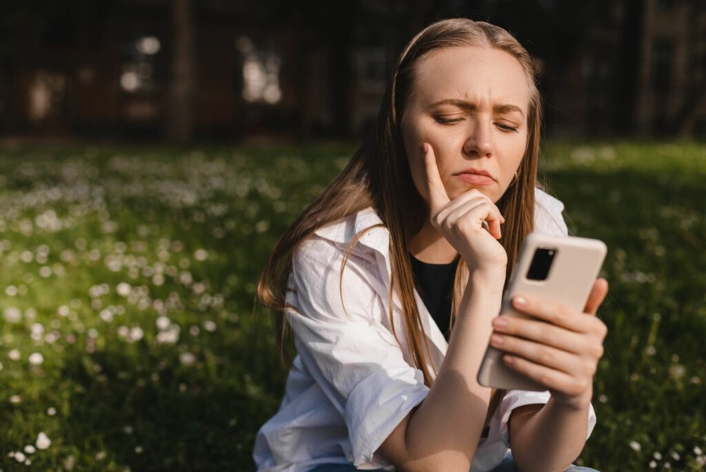 nachdenkliches Maedchen mit einem Telefon