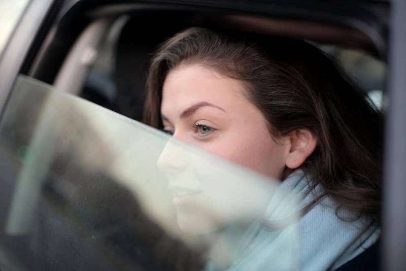 schoene Frau im Auto