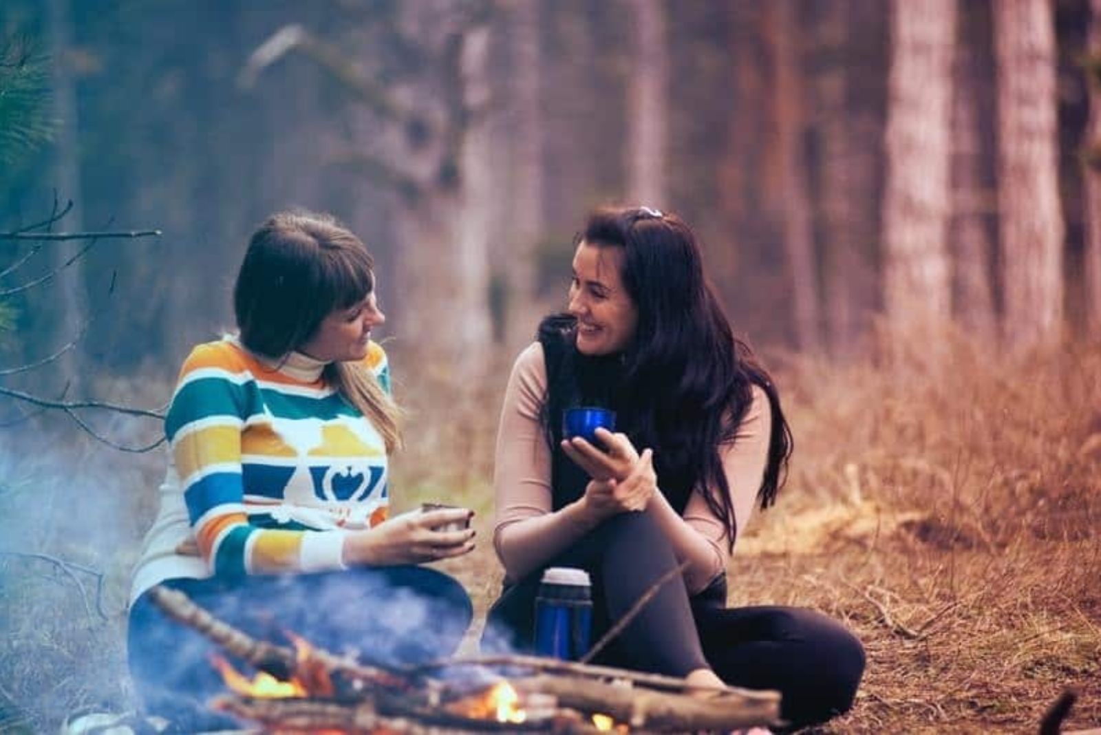 zwei Freunde im Holz am Feuer