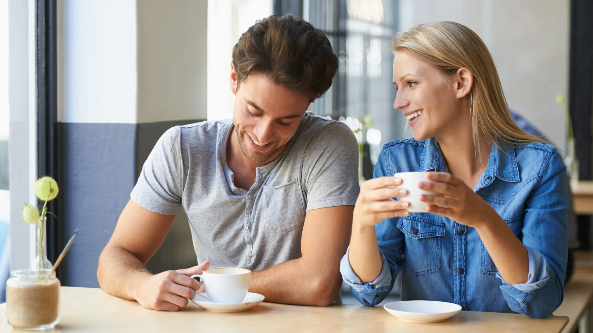 Ein Mann und eine Frau sitzen nebeneinander