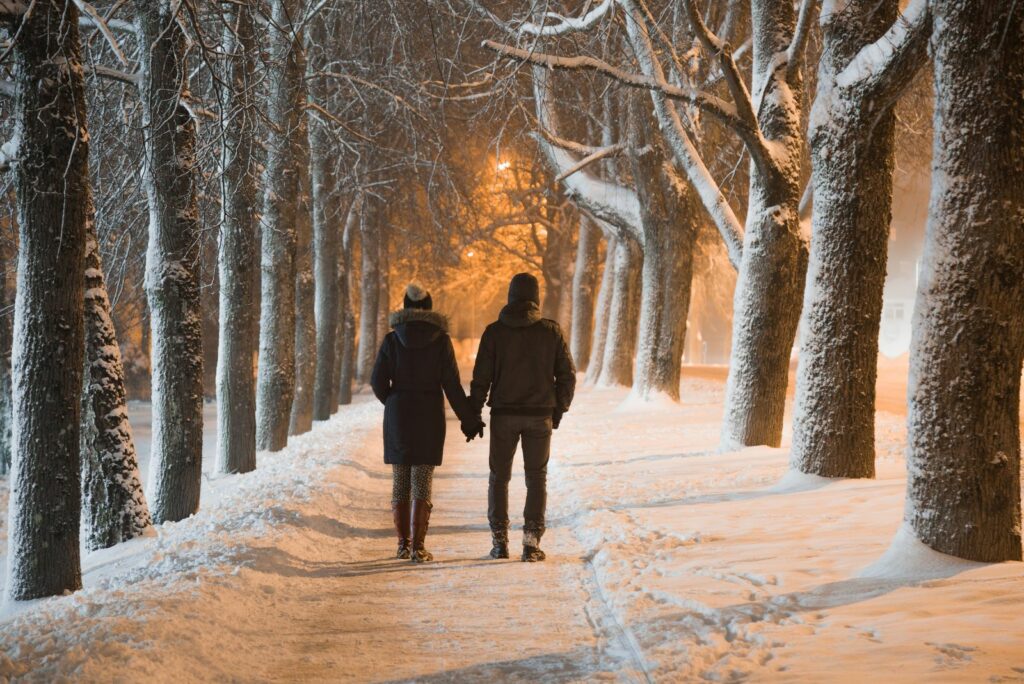 Ein Liebespaar spaziert im Winter durch die Stad