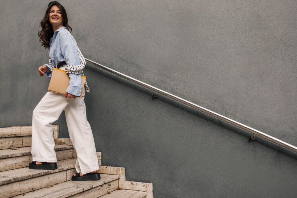 Ein laechelndes Maedchen geht die Treppe hinauf