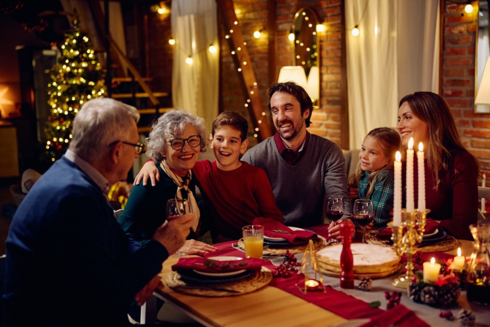 Familie sitzt und unterhaelt sich an Silvester