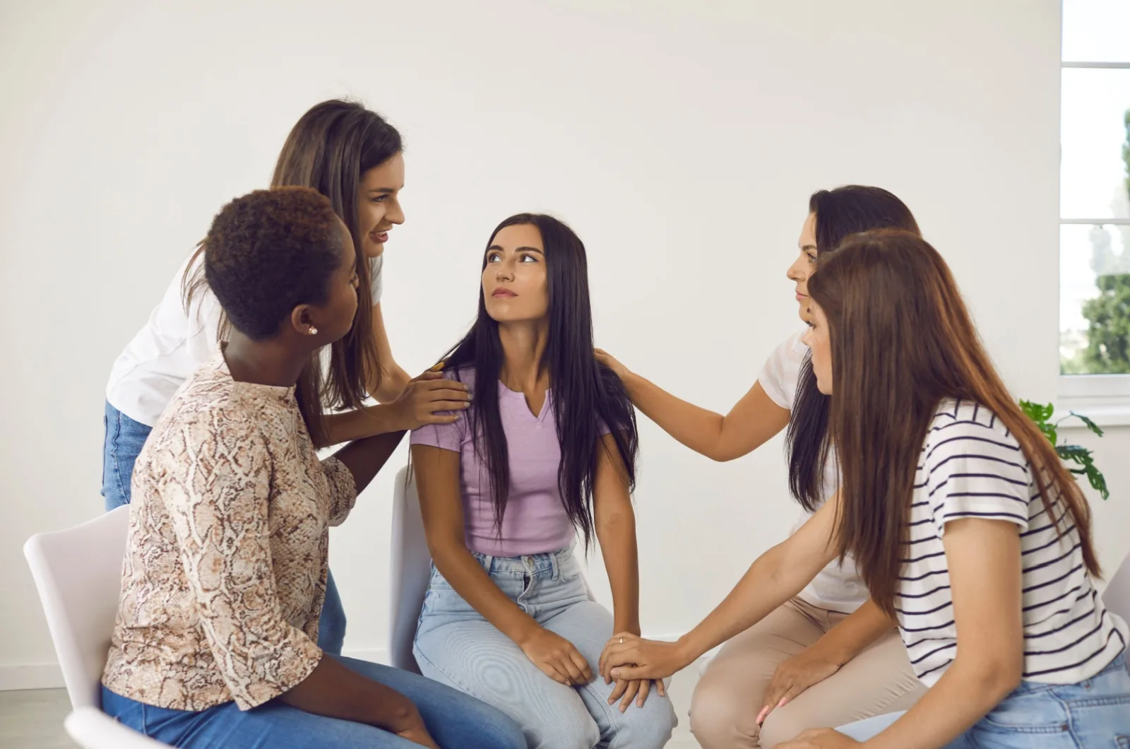 Frauen unterstuetzen sich gegenseitig