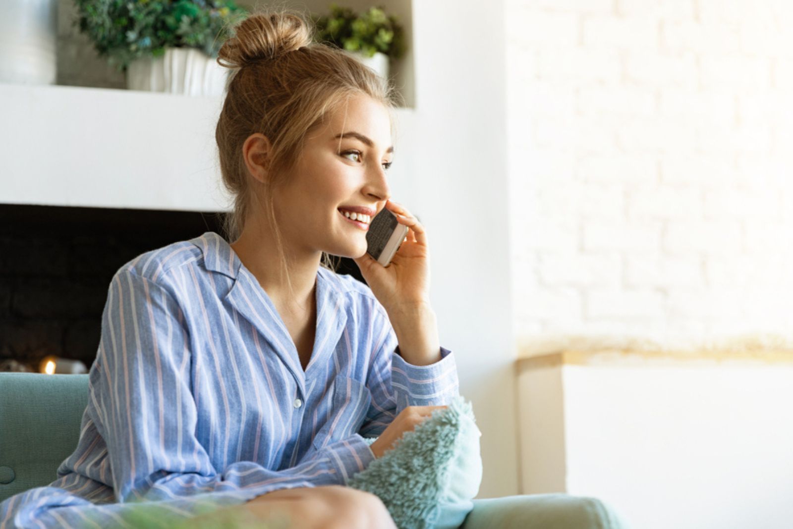 blonde frau die mit freund auf handy spricht