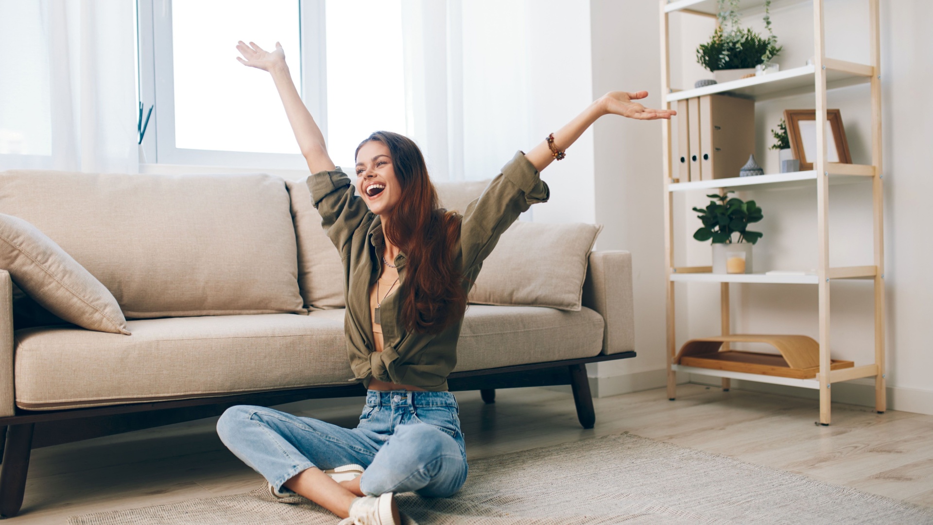 frau ist sehr gluecklich