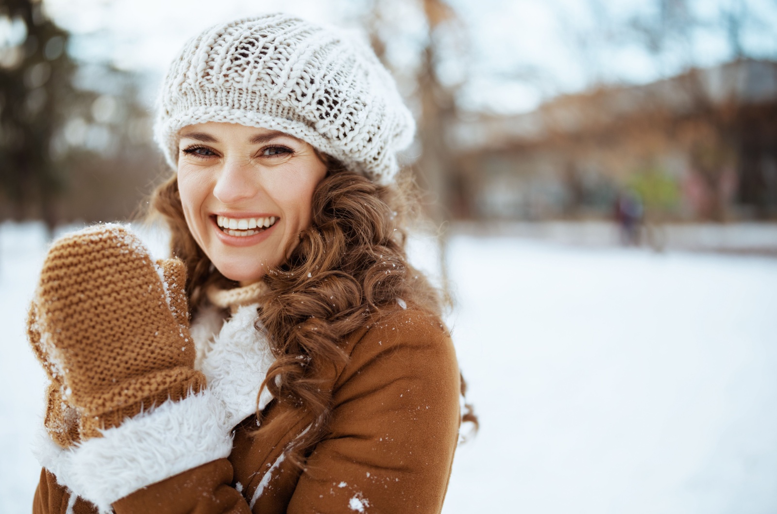 glueckliche Frau im Winter