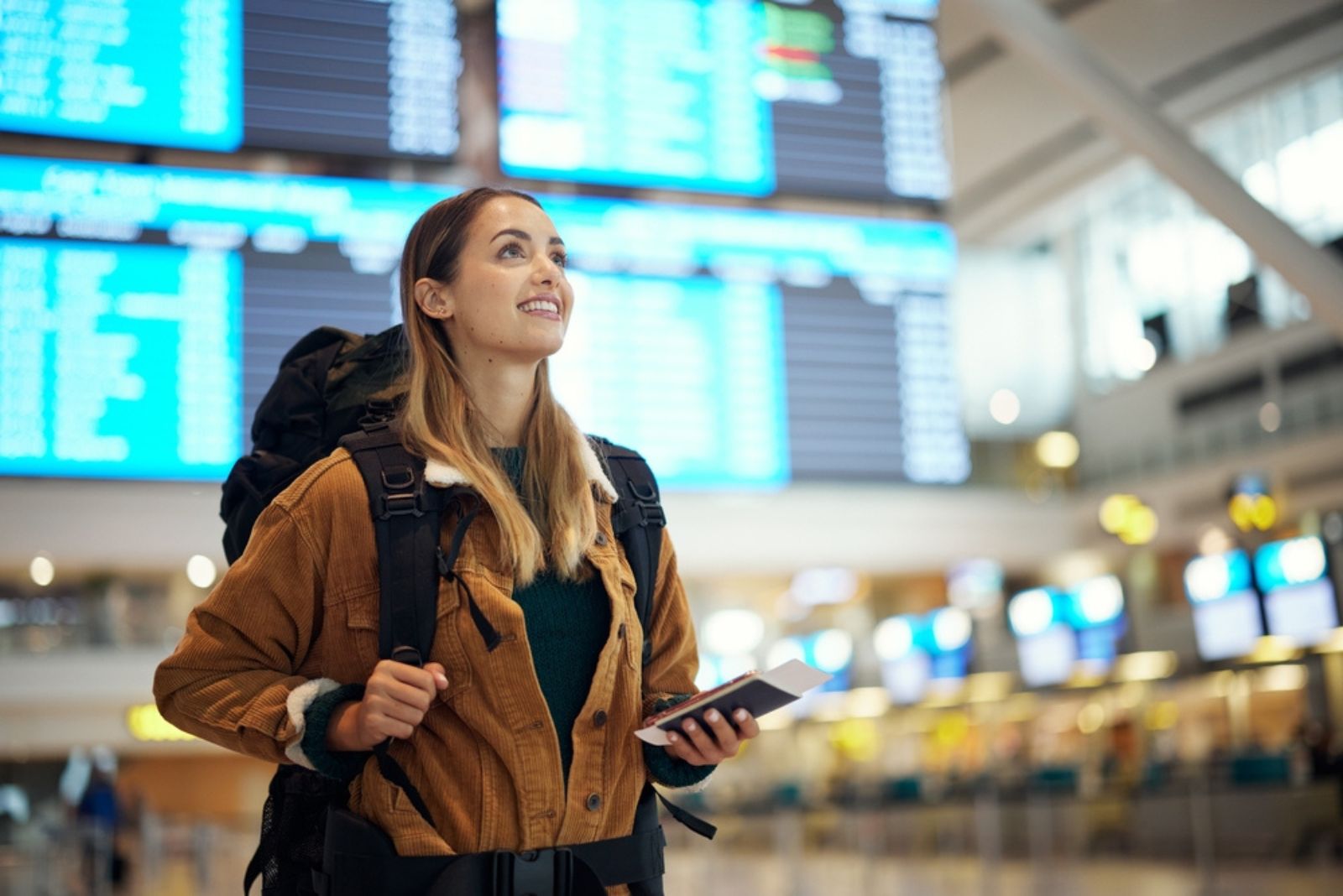 laechelnde Frau am Flughafen