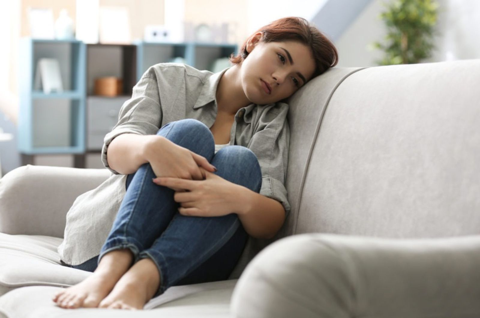 traurige Frau auf der Couch