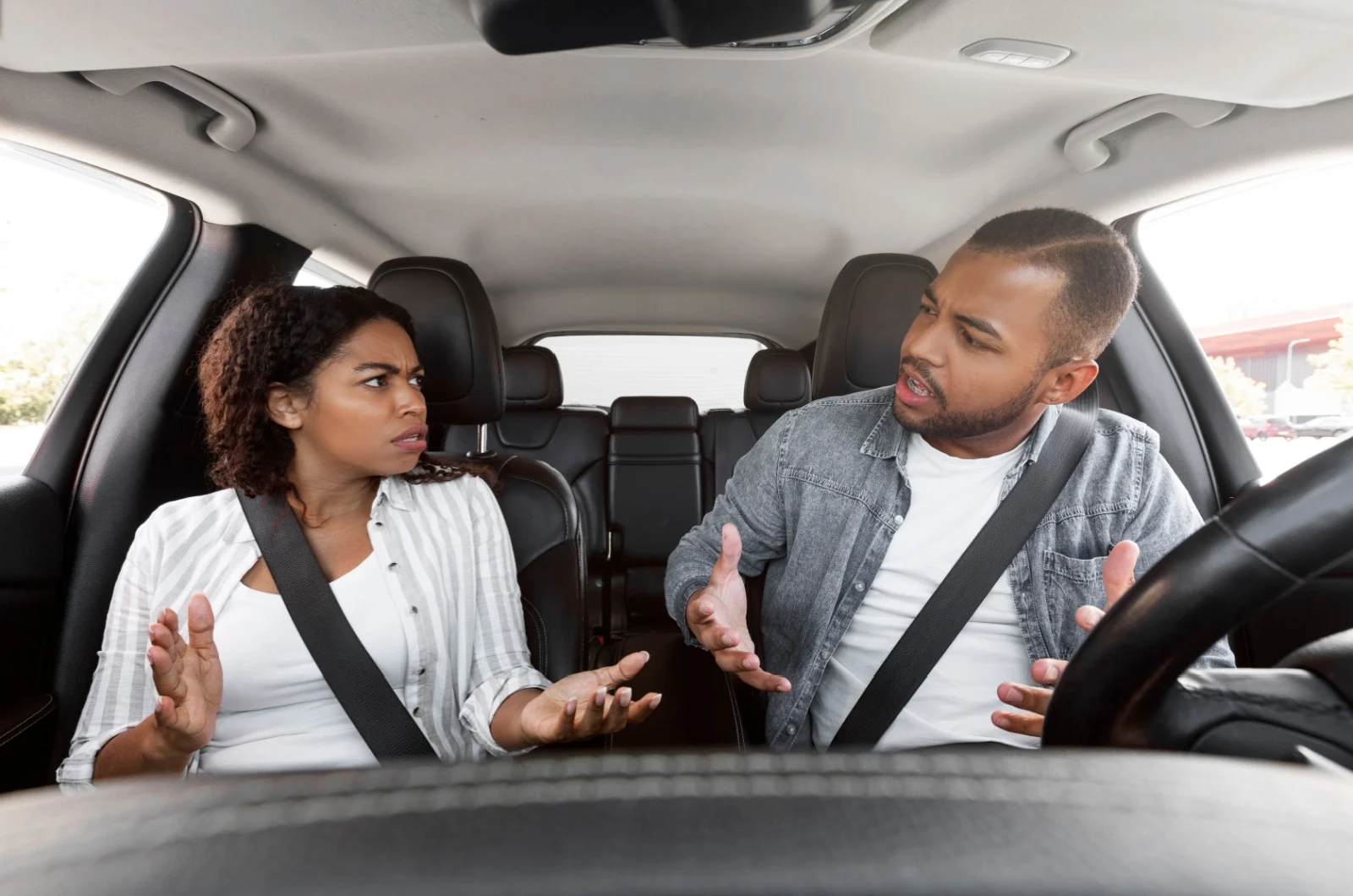 Paar im Auto redet