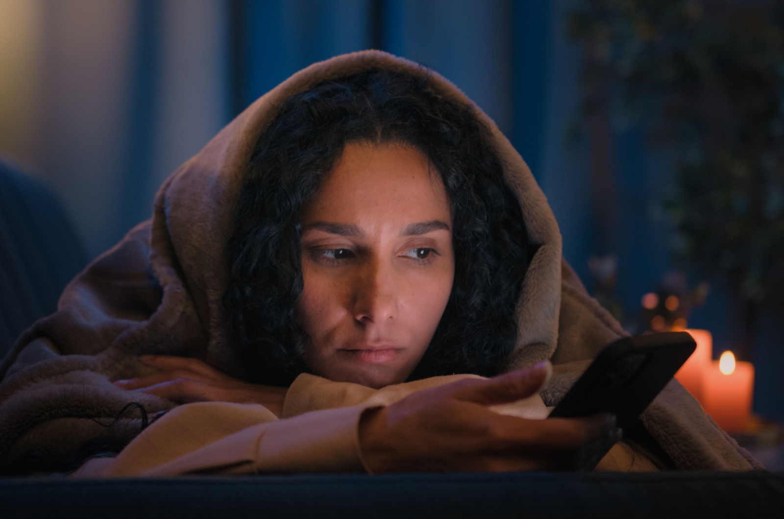 traurige Frau im Bett